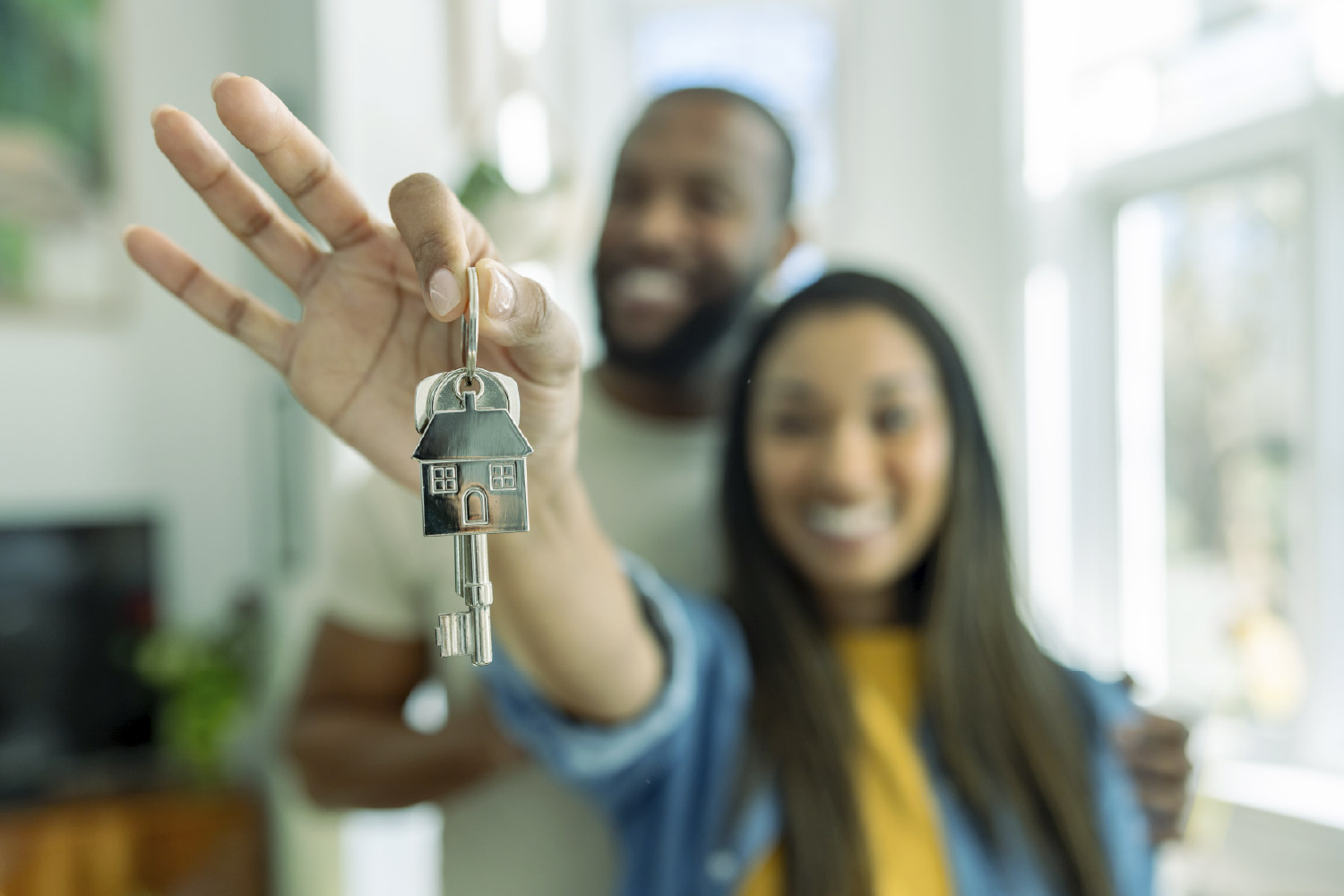 Pareja con crédito hipotecario que paga seguro de desgravamen