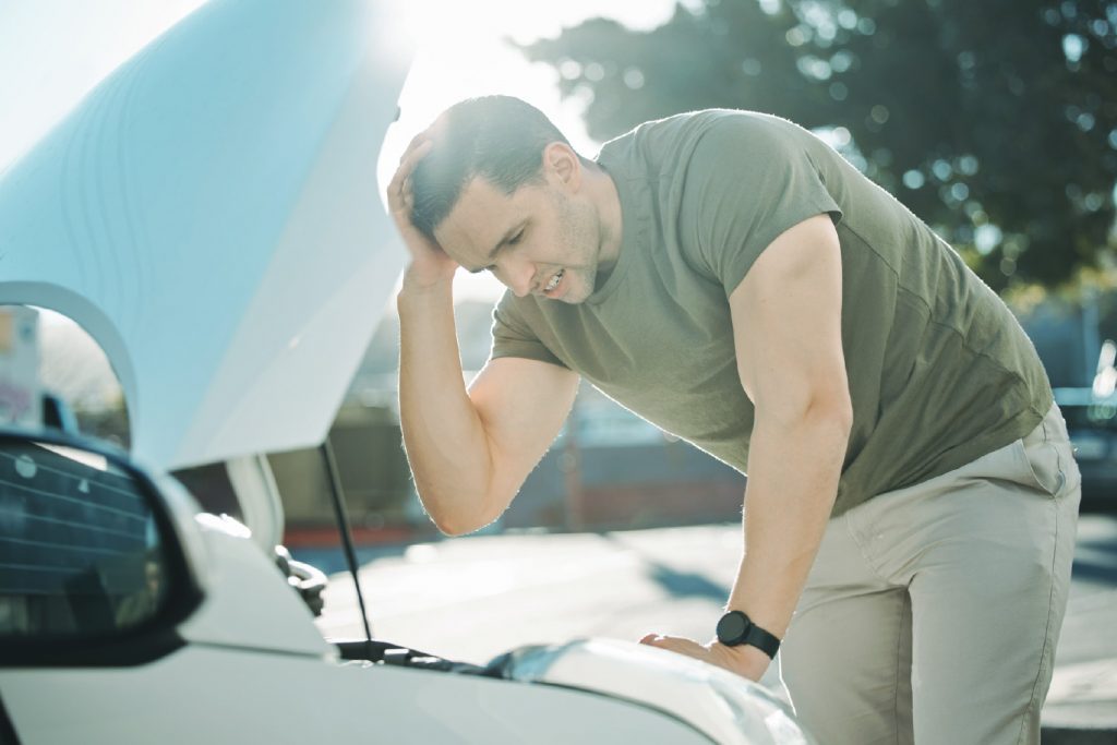Auto con motor recalentado camino a viaje a la playa