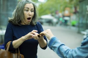 Mujer en la calle apunto de sufrir robo de celulares