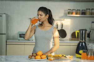 Mujer practica hábito de comer saludable