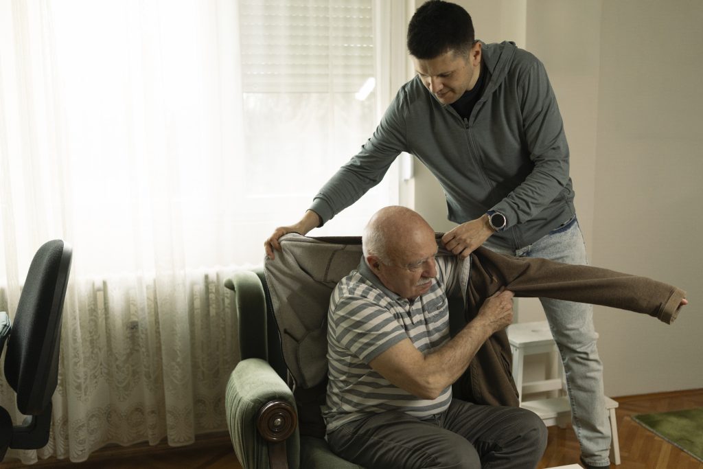 Hijo procurando el cuidado de padres mayores