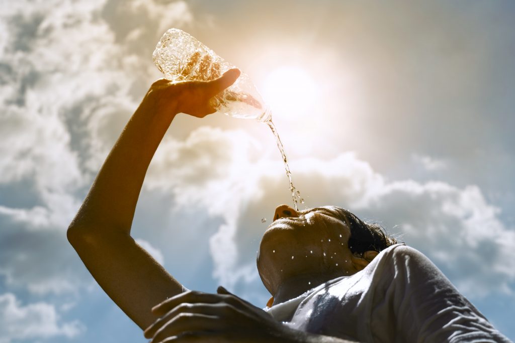 Persona en el sol sufriendo por ola de calor