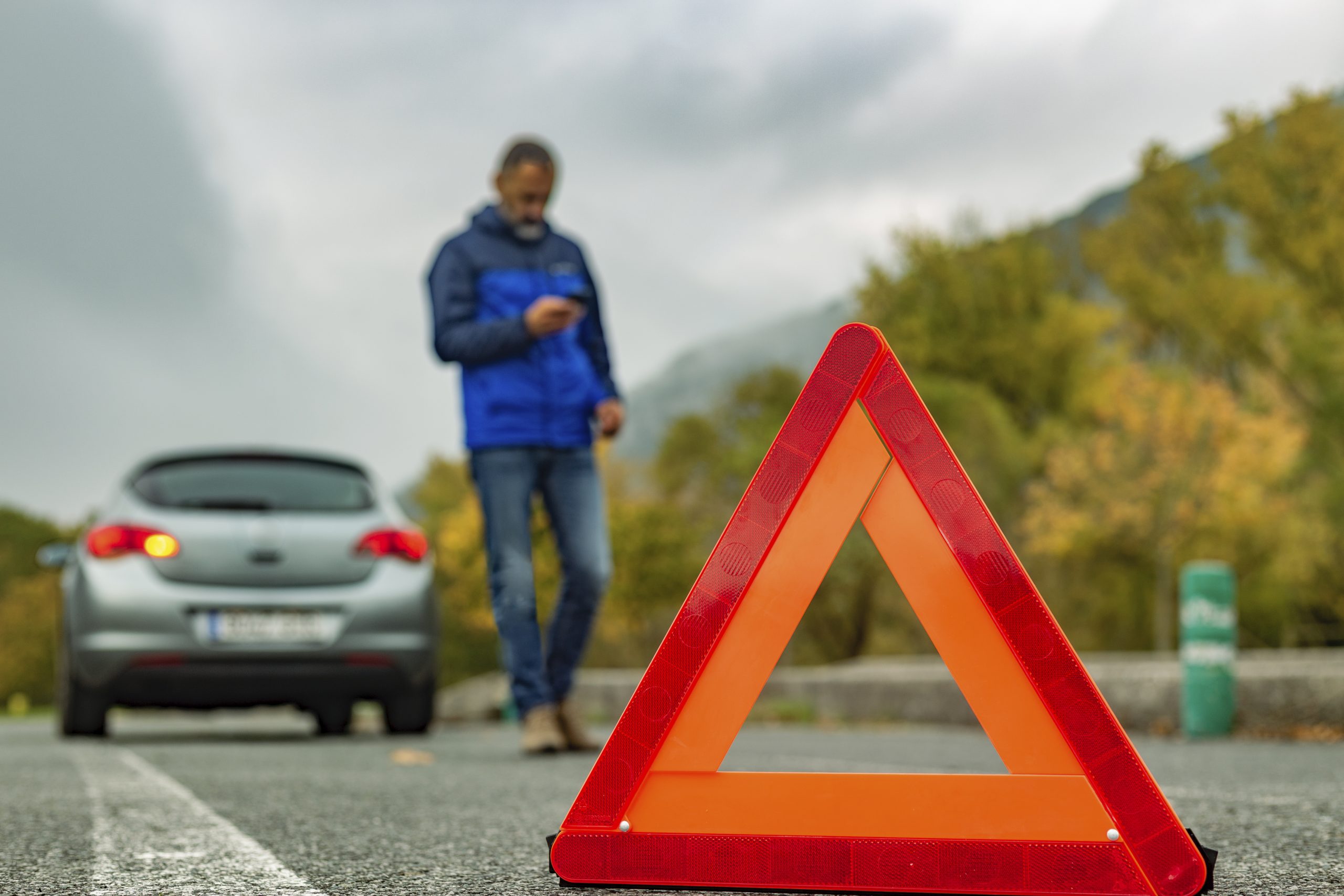 Auto varado en carretera durante Semana Santa