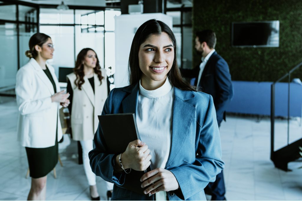 Mujer en oficina en el Día del Trabajo