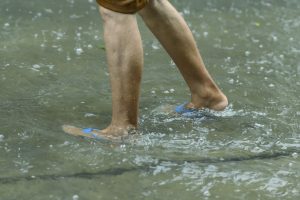Hombre con leptospirosis caminando en la lluvia