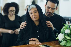 familia en funeral protegidos por seguro de vida