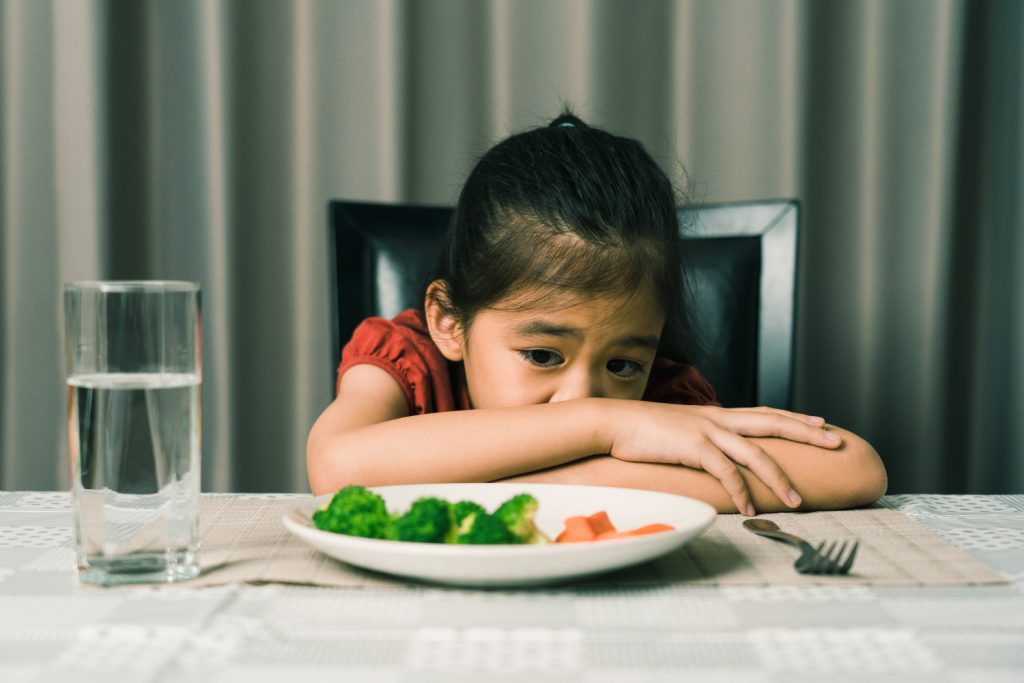 Niña no quiere comer verduras para niños
