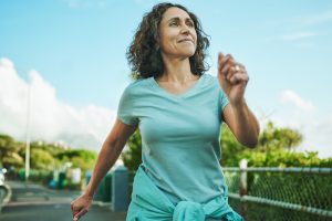 Mujer enseñando cómo caminar correctamente