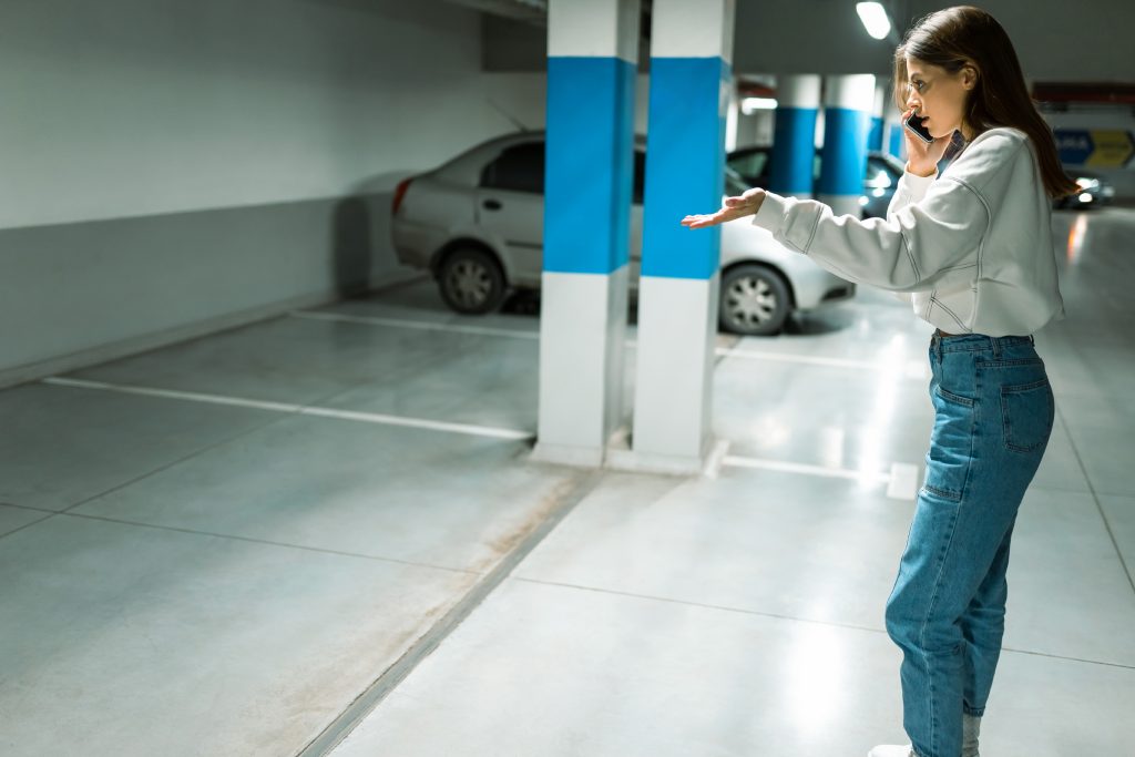 Mujer sufre robo de auto