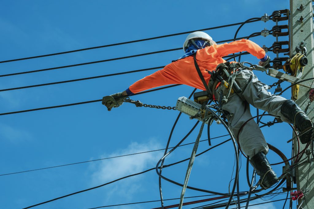 Electricista en trabajos de riesgo en Perú