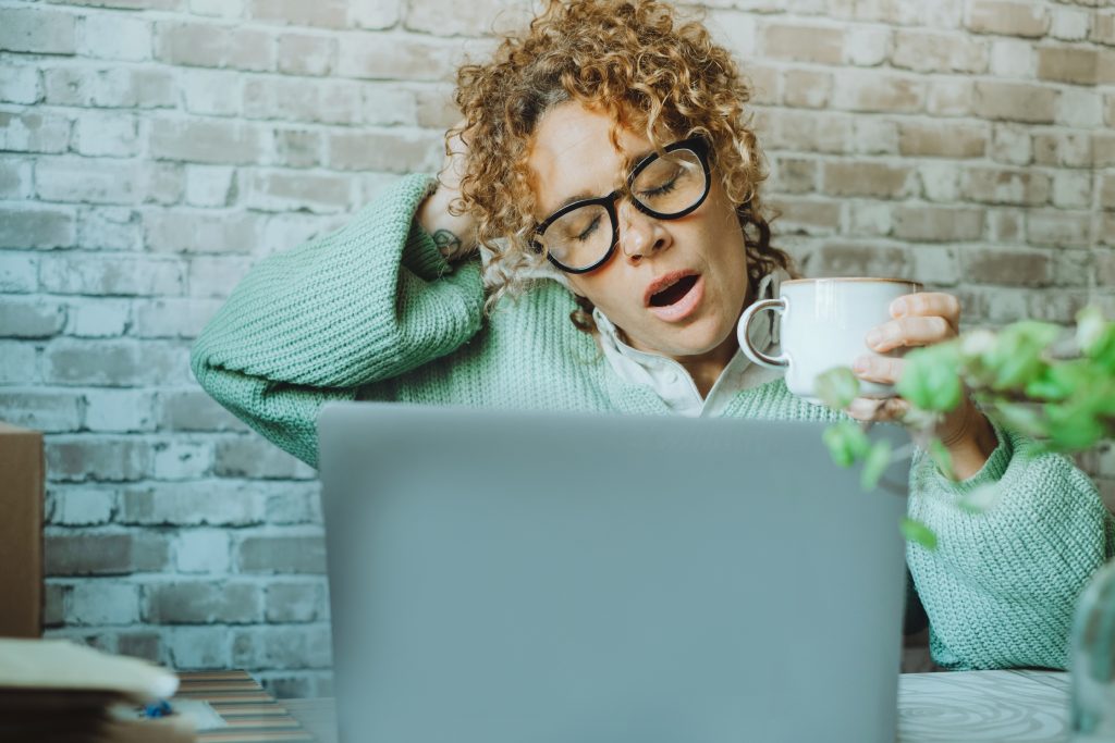 Mujer tiene problemas sobre cómo dormir bien