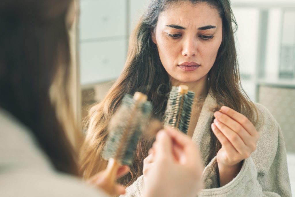 Mujer sufre de caída del cabello