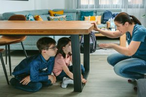 Mamá enseñando qué hacer en un terremoto
