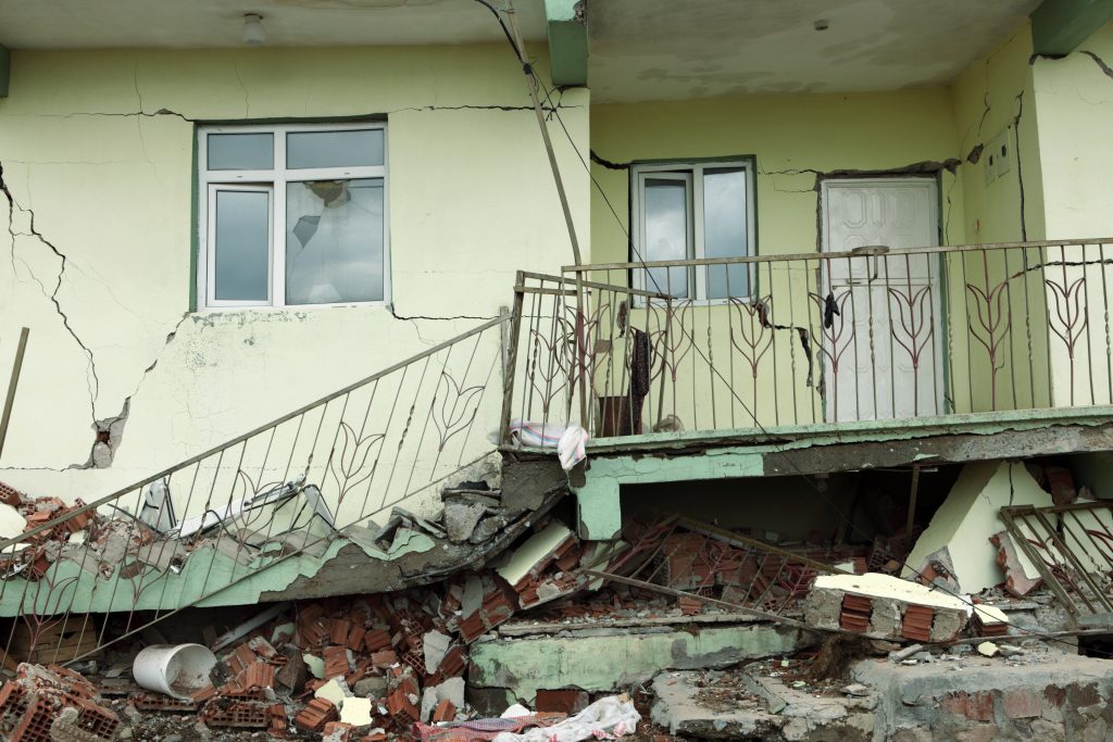 Casa destruida por terremoto