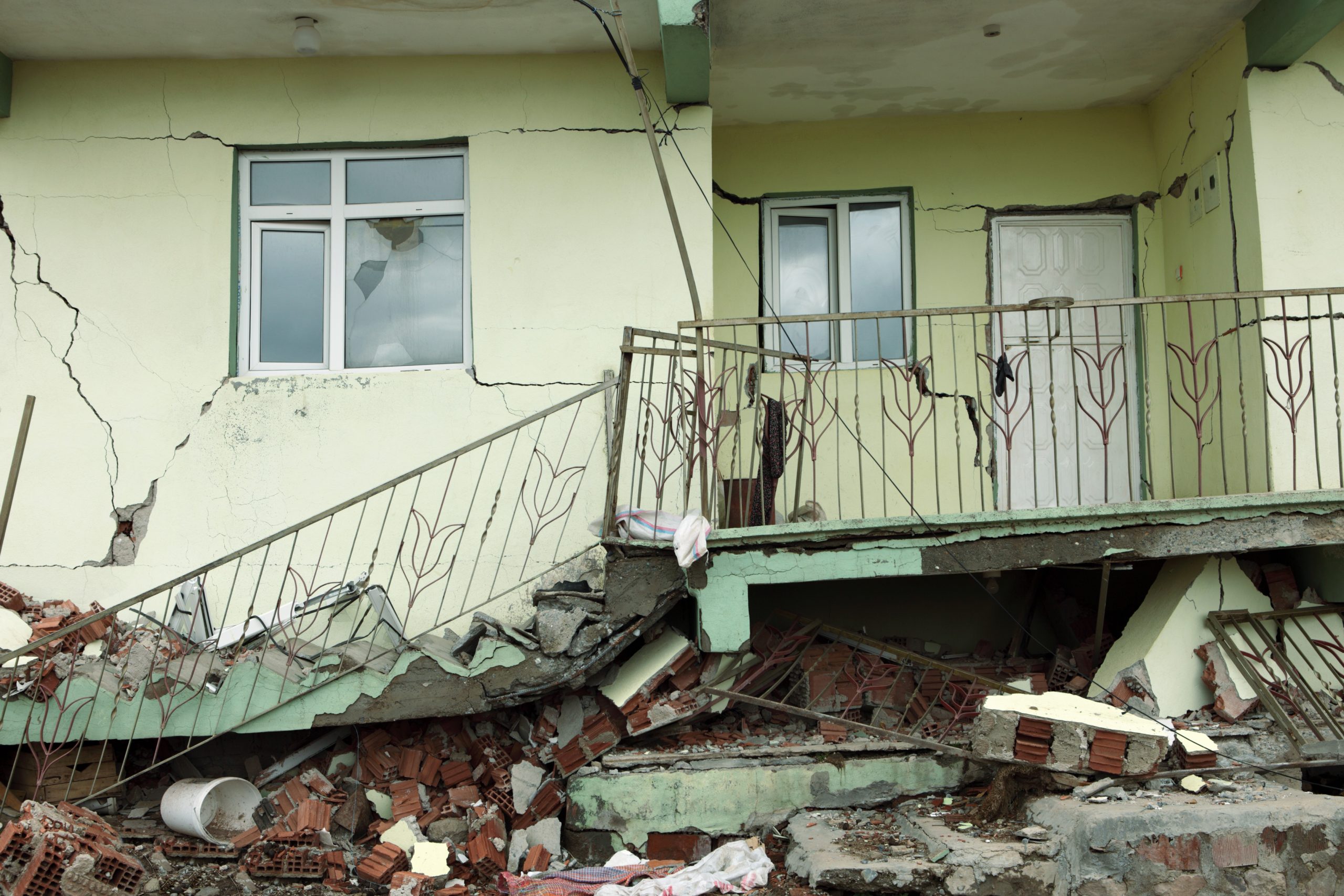 Casa destruida por terremoto