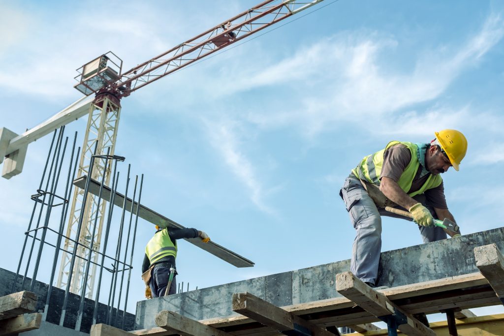 Hombre trabajando en construcción