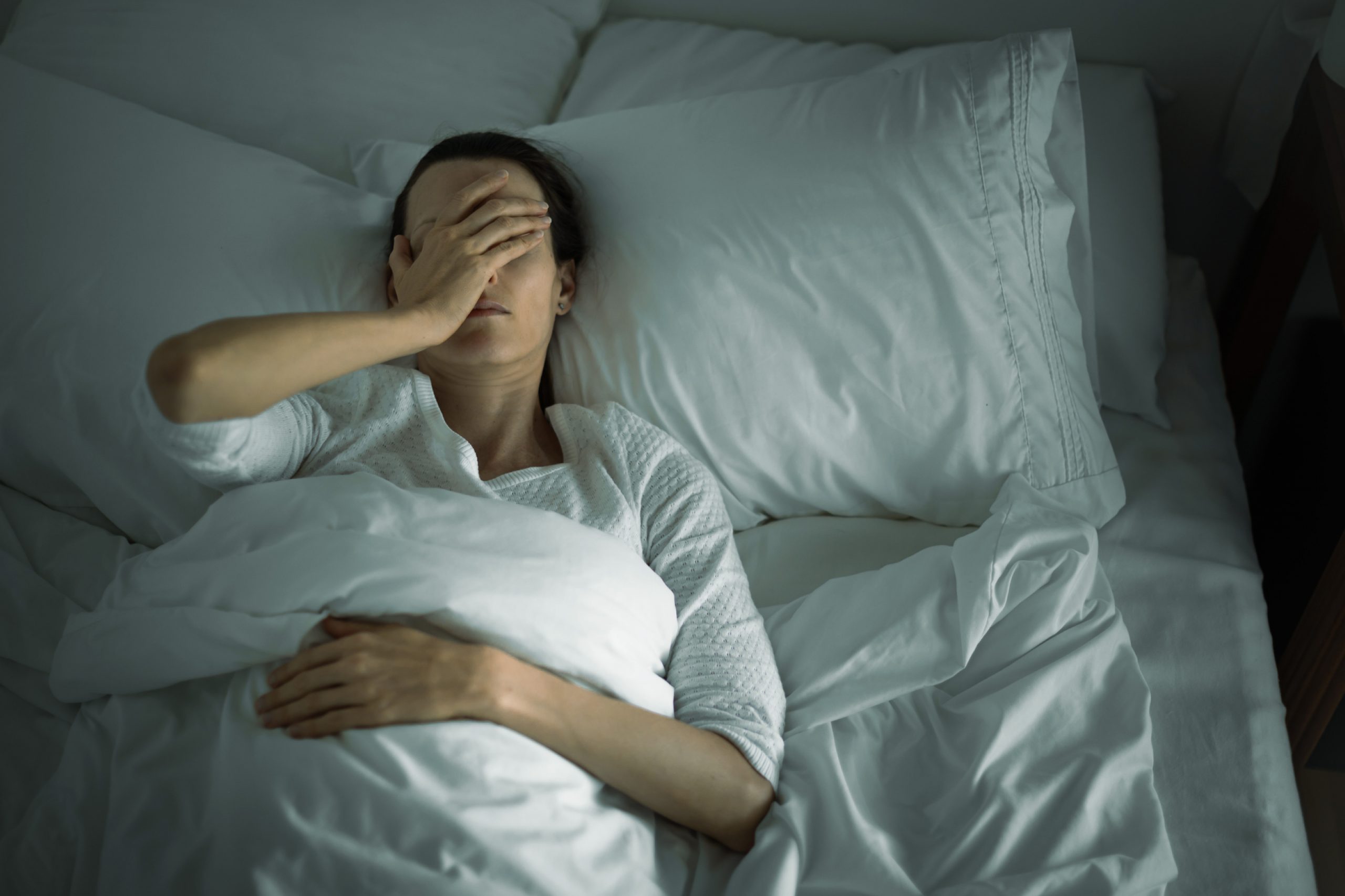 Mujer que sufre de cortisol alto con problemas para dormir