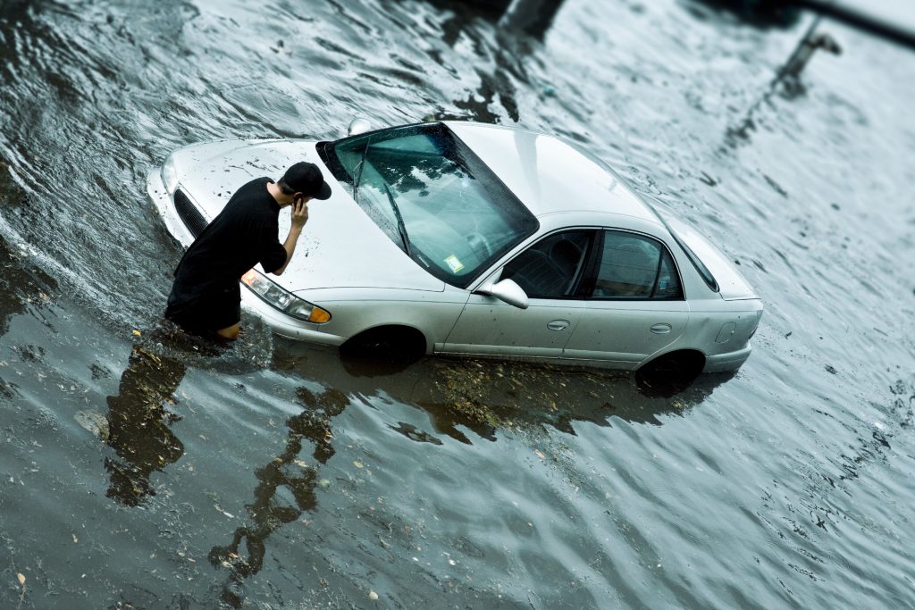 Auto inundado por lluvias intensas