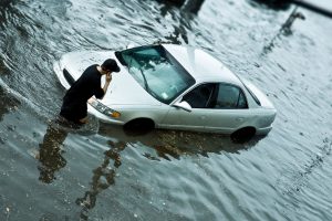 Tu auto quedó bajo el agua: ¿el seguro responde?