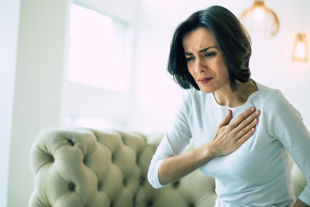 mujer con síntomas de infarto
