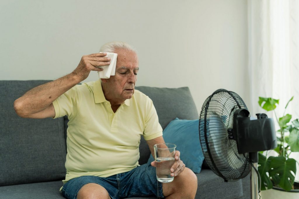 Adulto mayor sufriendo de golpe de calor