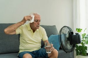 Adulto mayor sufriendo de golpe de calor